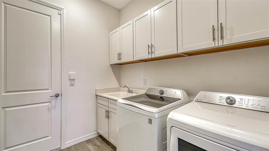 Interior, Washer, Wood Texture Flooring