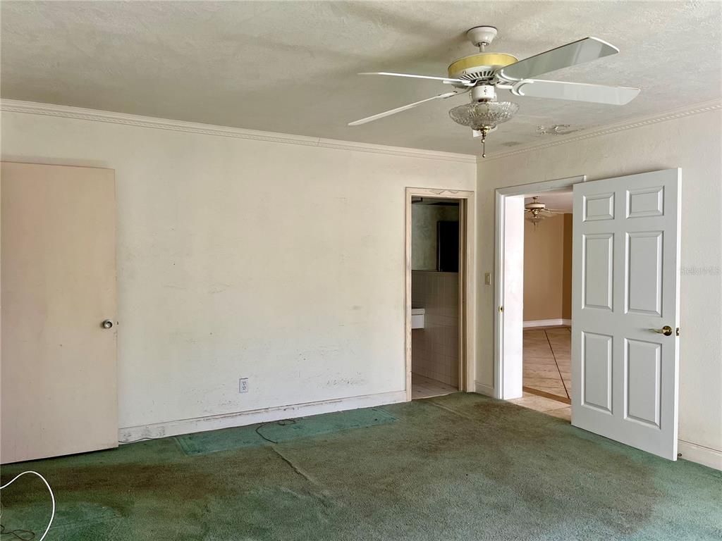 Empty room, Interior