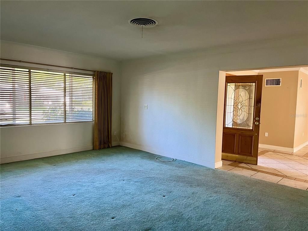 Empty room, Interior