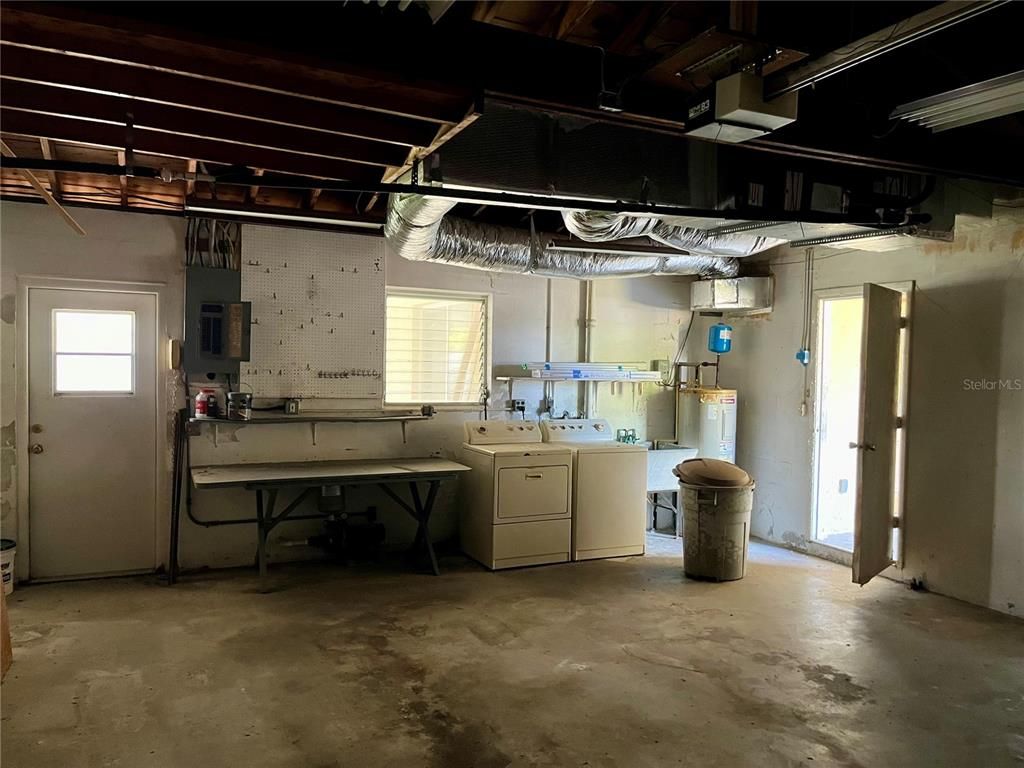Interior, Washer, Wooden Beams
