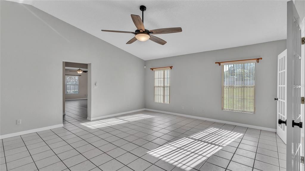 Empty room, Interior