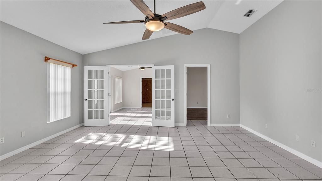 Empty room, Interior