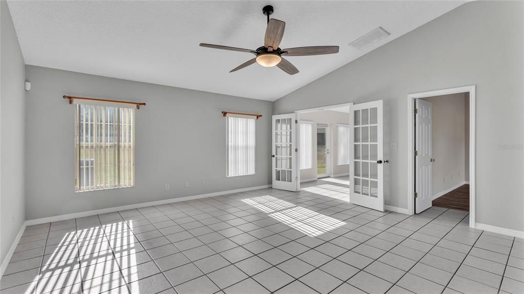Empty room, Interior