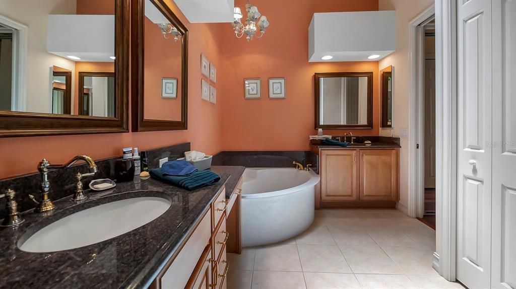 Bathroom, Dual Sink Vanities, Interior, Recessed Lighting