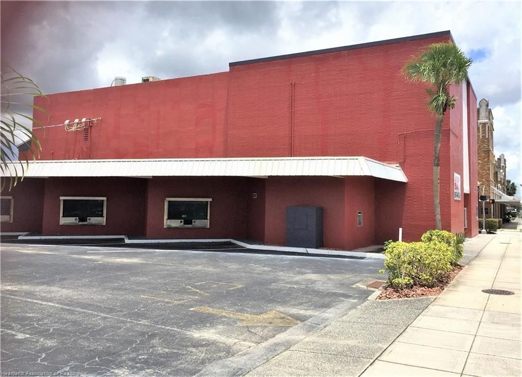 Exterior, Facade, Modern