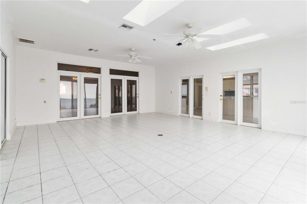 Empty room, Interior