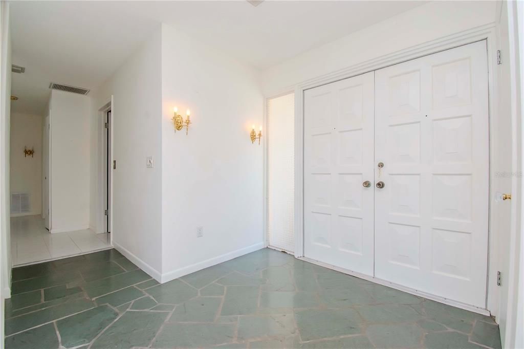 Empty room, Interior