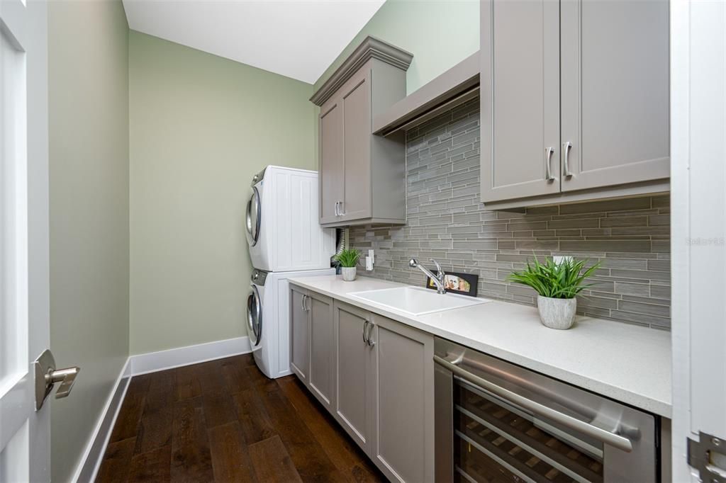 Interior, Stainless Steel Appliances, Washer, Wood Texture Flooring