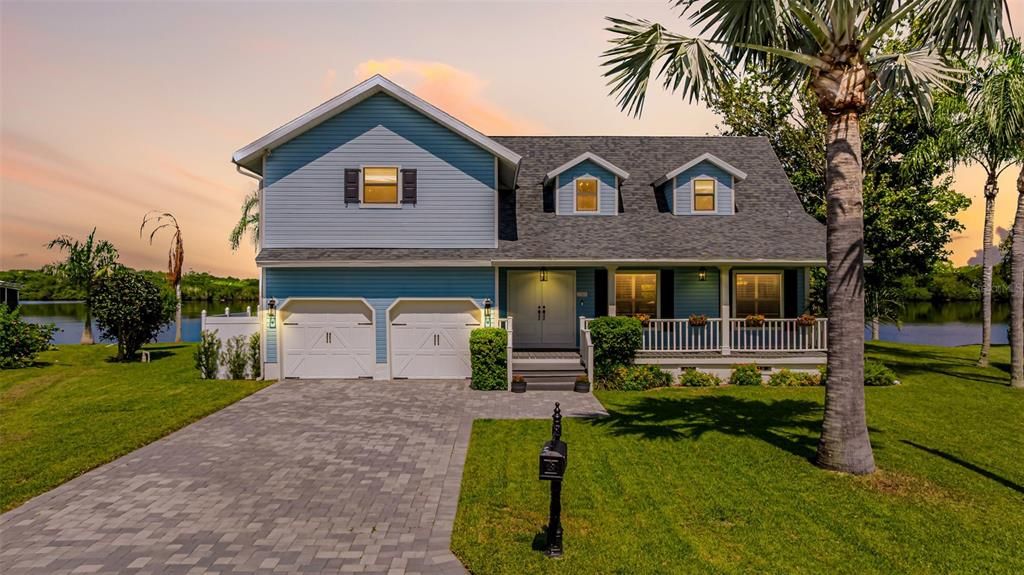 Attached, Exterior, Facade, American Craftsman