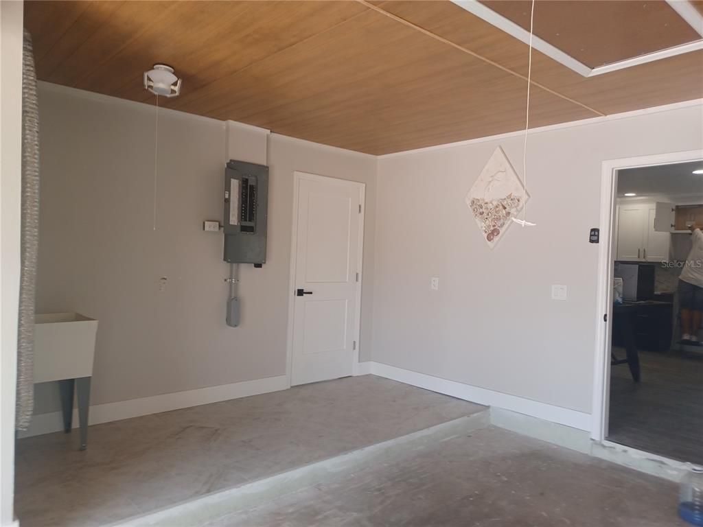 Empty room, Interior, Wooden Ceilings