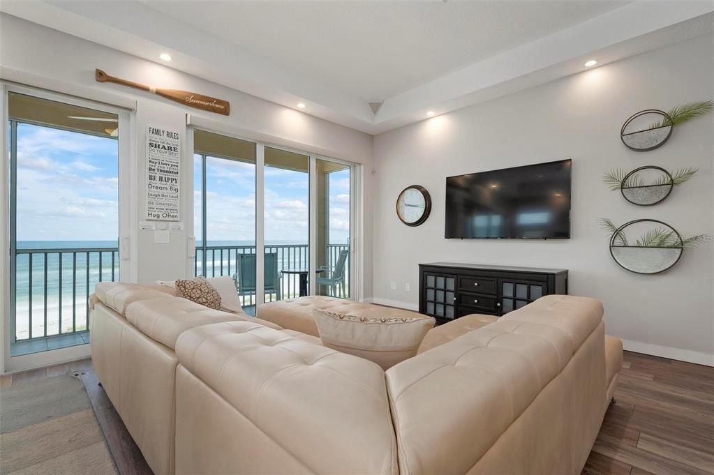 Interior, Living room, Recessed Lighting, Water, Wood Texture Flooring