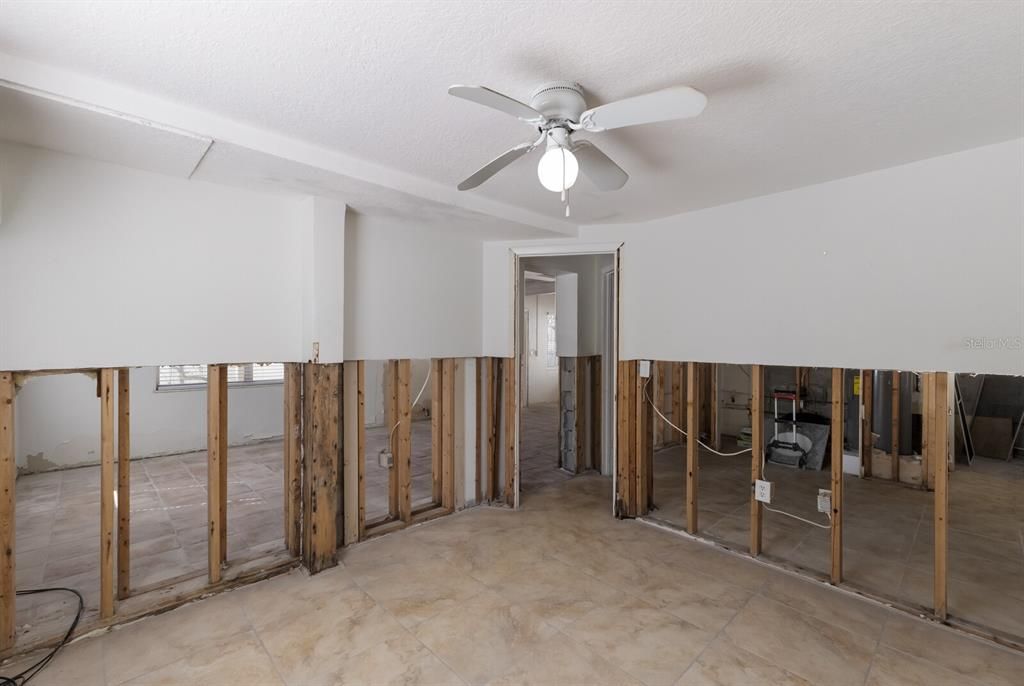 Empty room, Interior