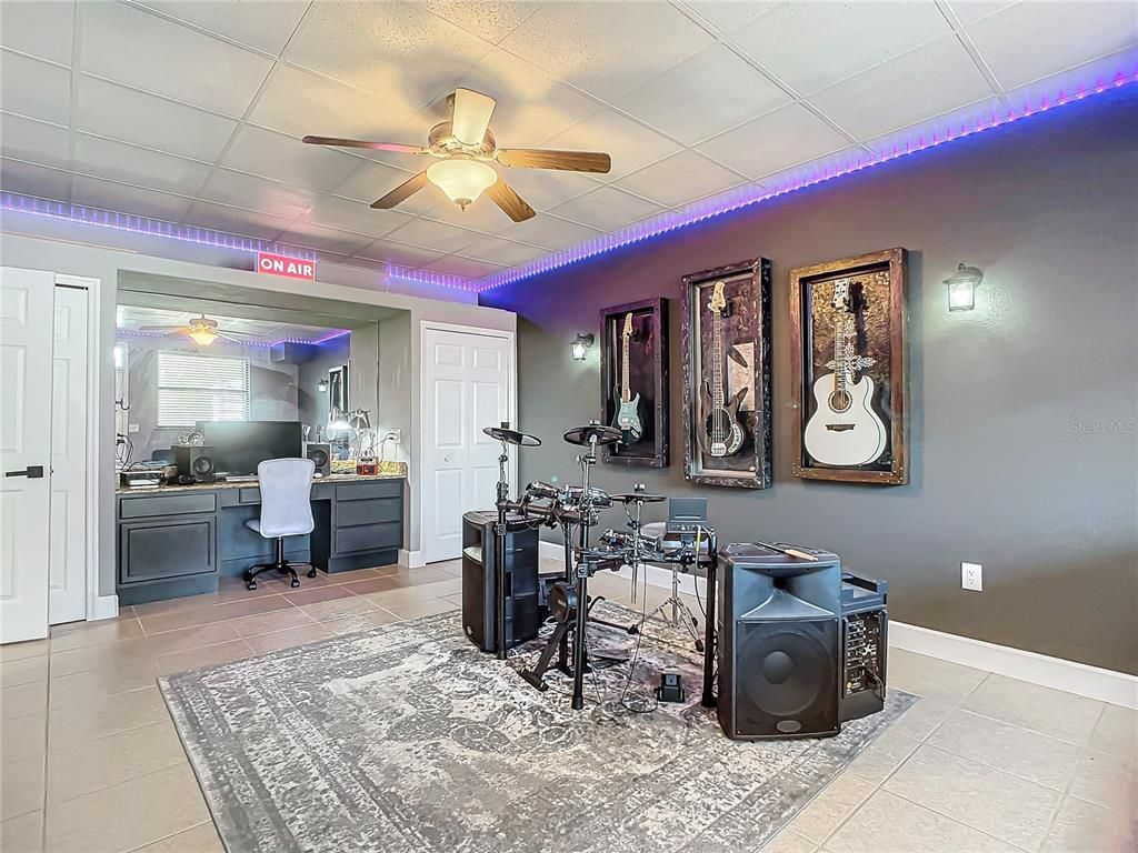 Home Office, Interior
