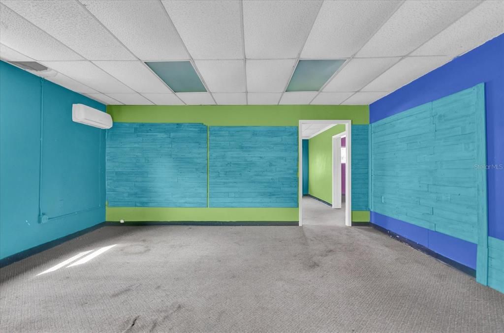Empty room, Interior