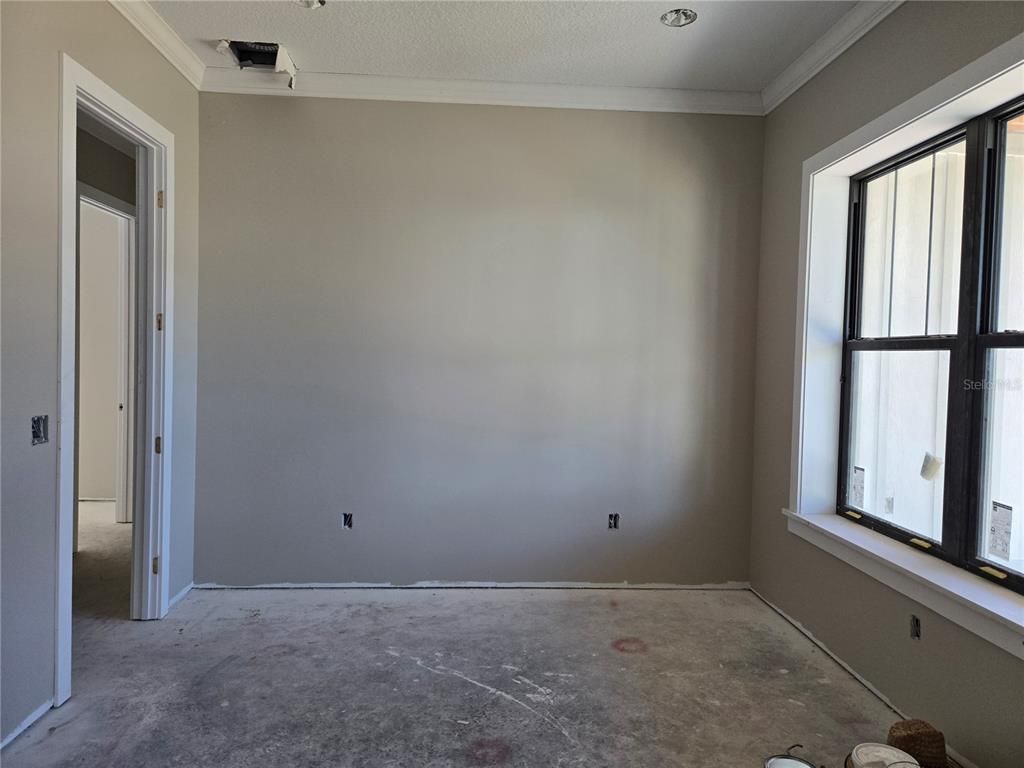 Empty room, Interior