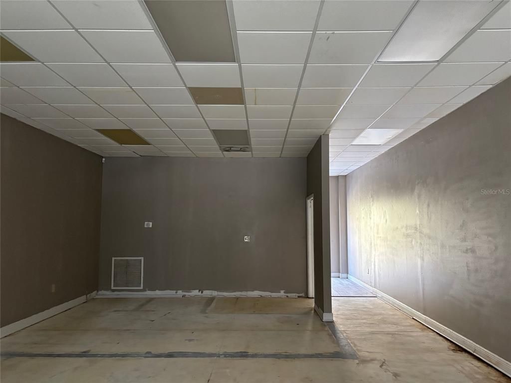 Empty room, Interior