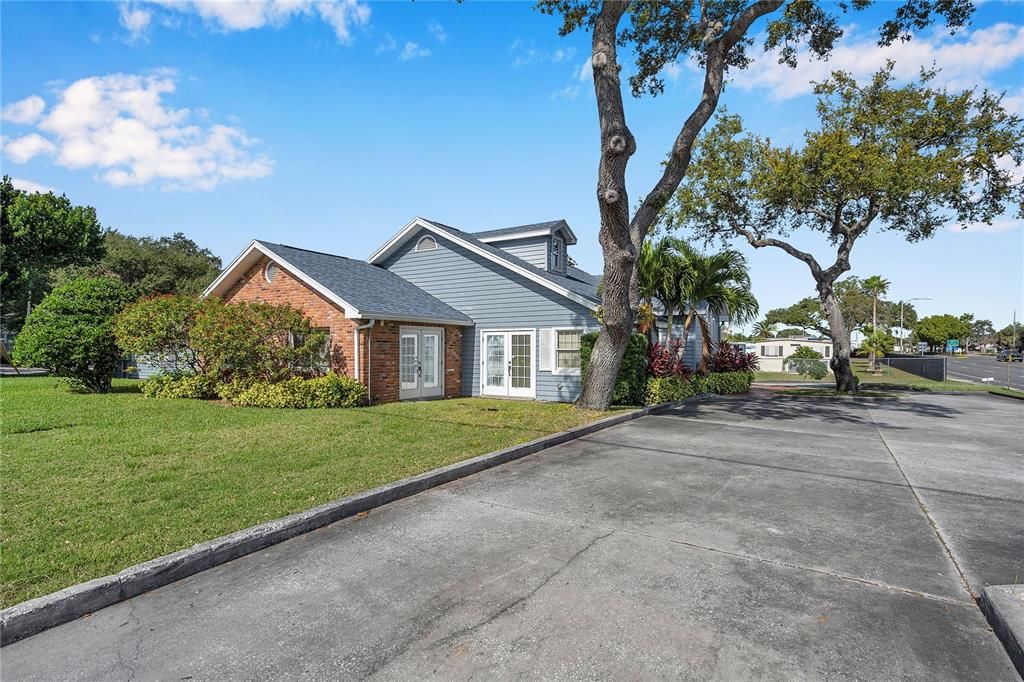 Exterior, Facade, Brick Facade, Ranch