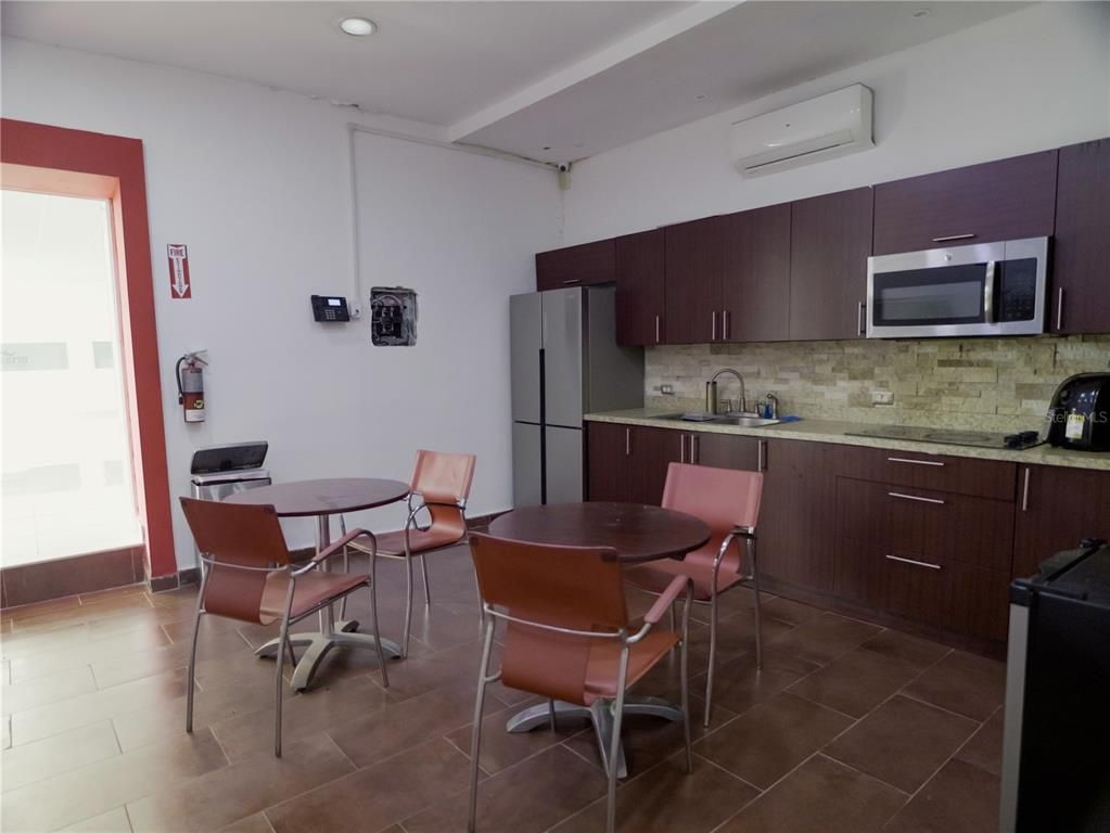 Dining room, Interior, Kitchen, Recessed Lighting, Stainless Steel Appliances