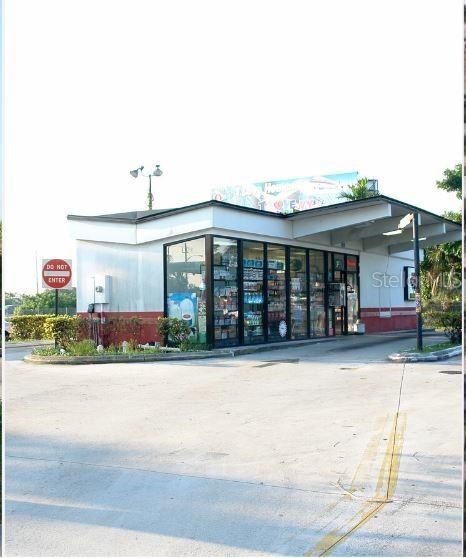 Exterior, Facade, Modern