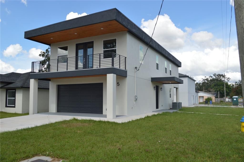 Attached, Backyard, Exterior, Facade, Modern