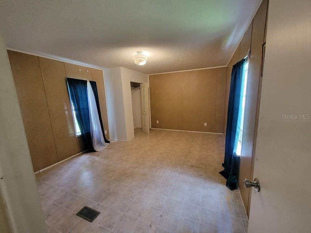 Empty room, Interior