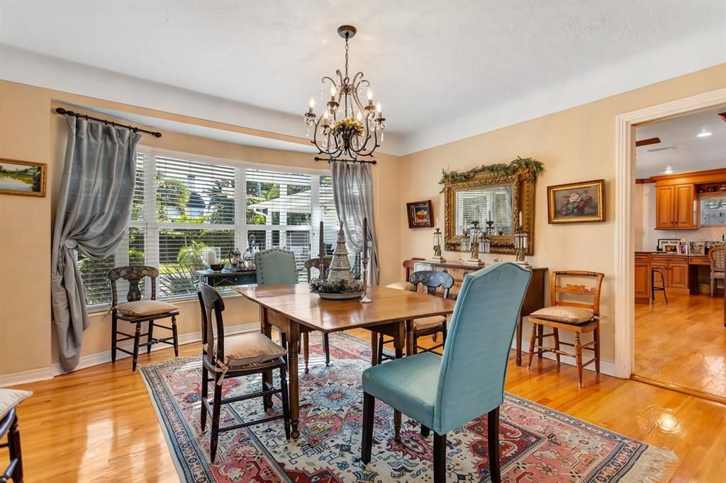 Chandelier, Dining room, Interior, Recessed Lighting, Wood Texture Flooring