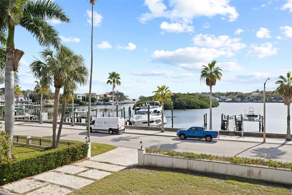 Exterior, Lake