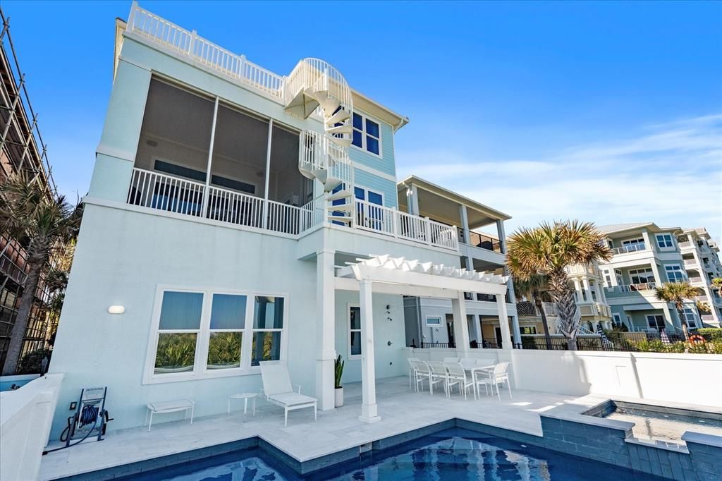 Exterior, Facade, Pool, Modern