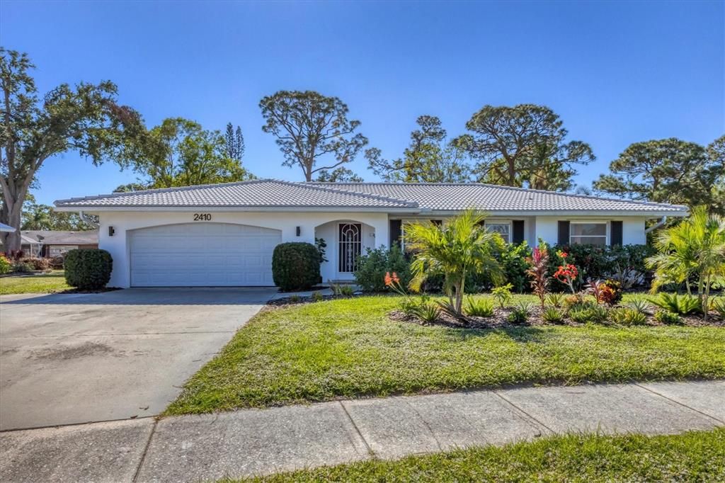 Attached, Exterior, Facade, Ranch