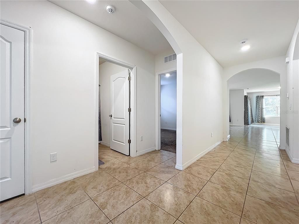Empty room, Interior, Recessed Lighting