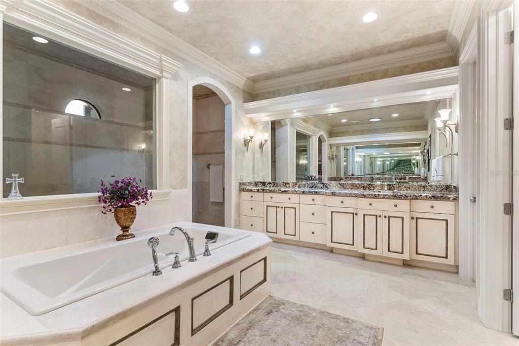 Bathroom, Dual Sink Vanities, Interior, Recessed Lighting
