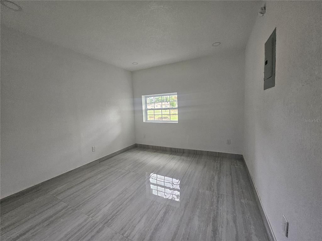 Empty room, Interior