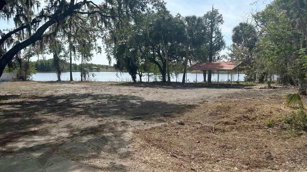 Exterior, Lake