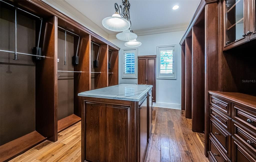 Interior, Pendant Lights, Recessed Lighting, Walk-in Closets, Wood Texture Flooring