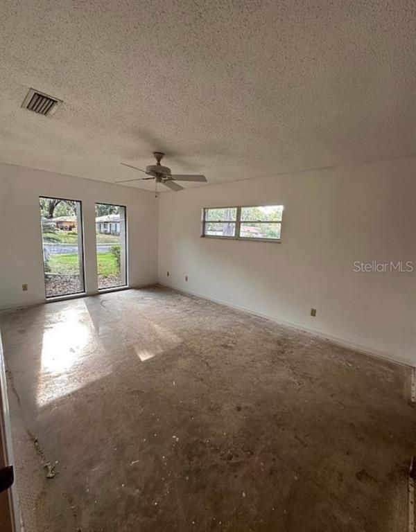 Empty room, Interior