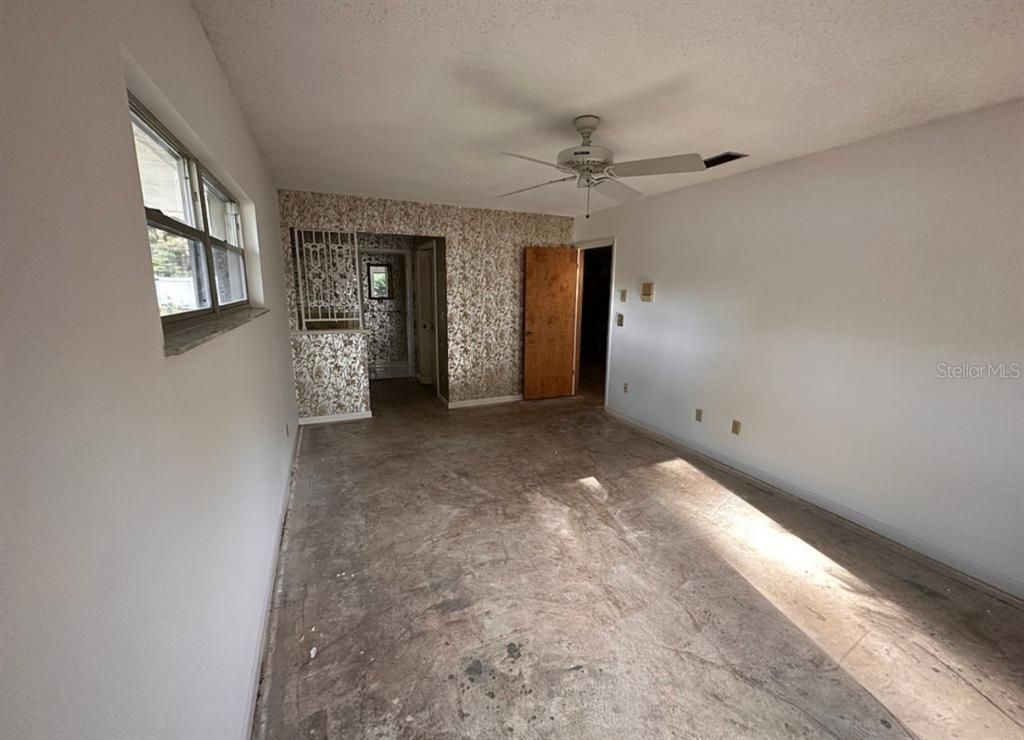 Empty room, Interior