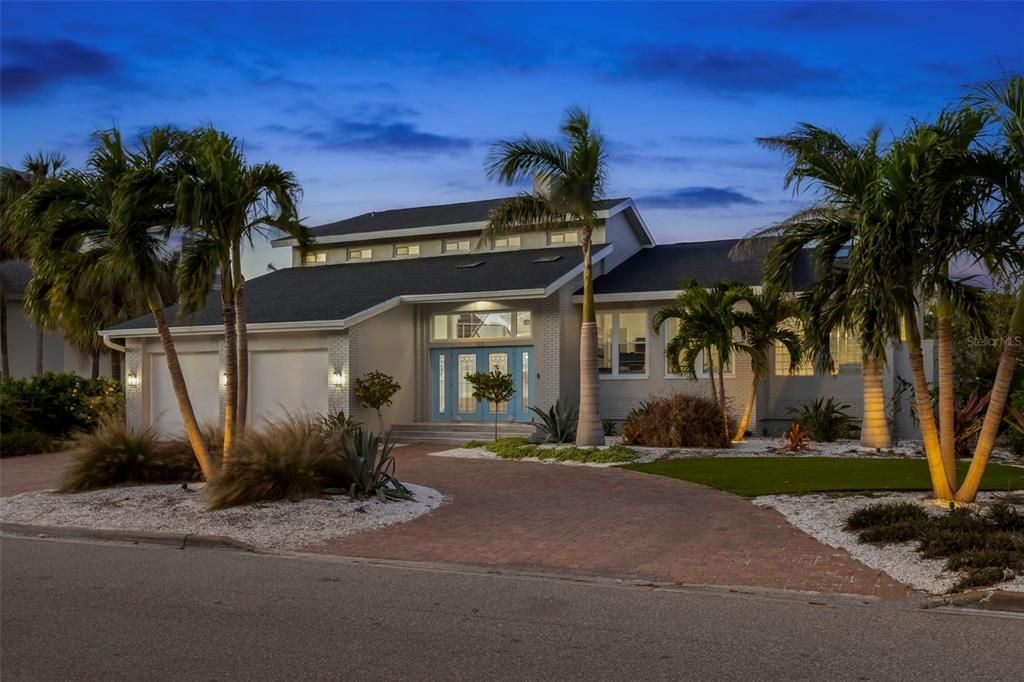 Attached, Exterior, Facade, Ranch
