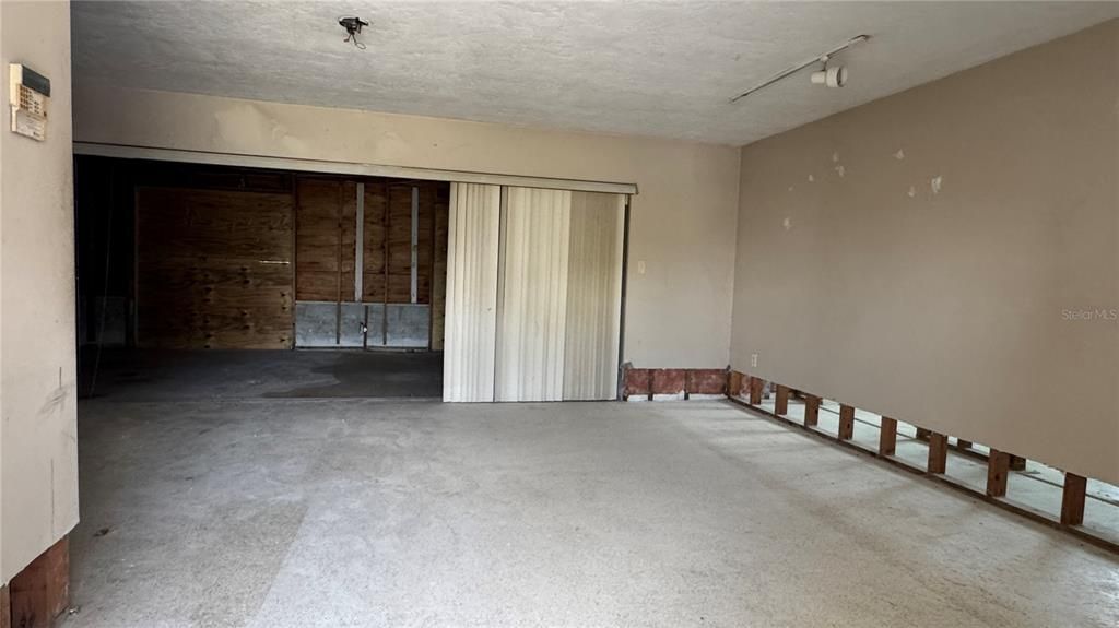 Empty room, Interior