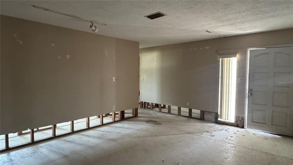 Empty room, Interior