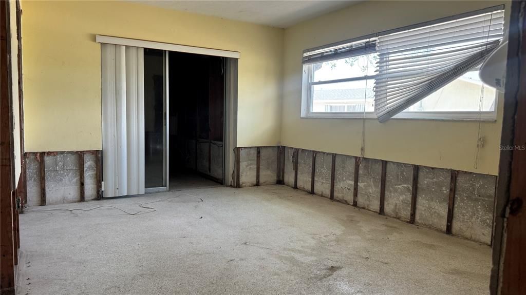 Empty room, Interior