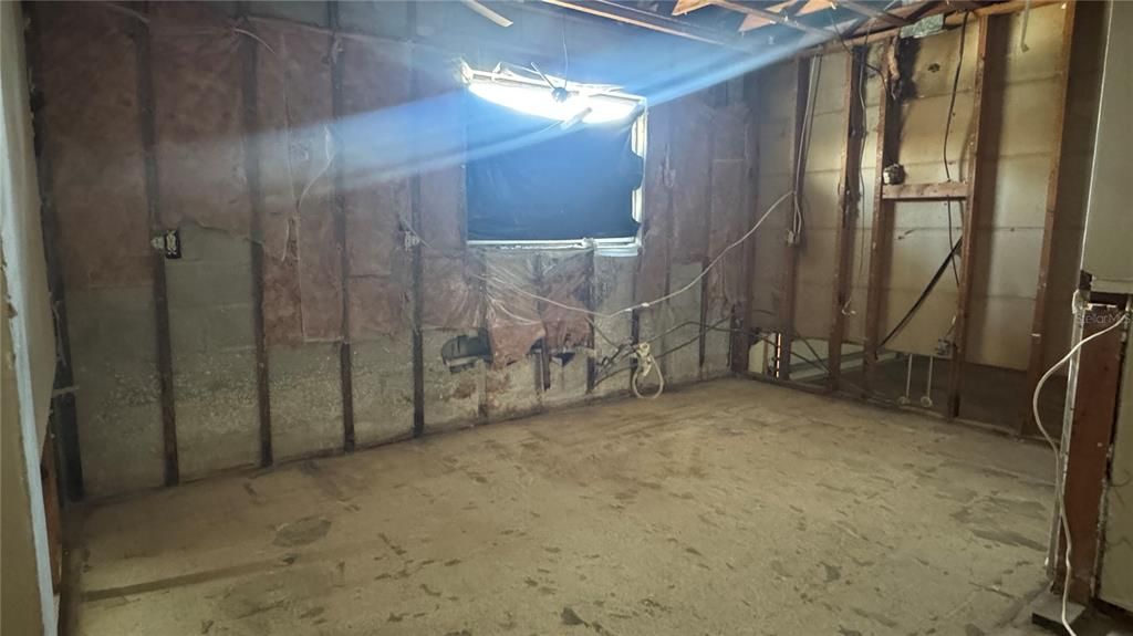 Empty room, Interior