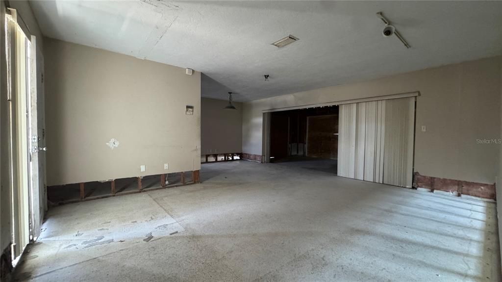 Empty room, Interior