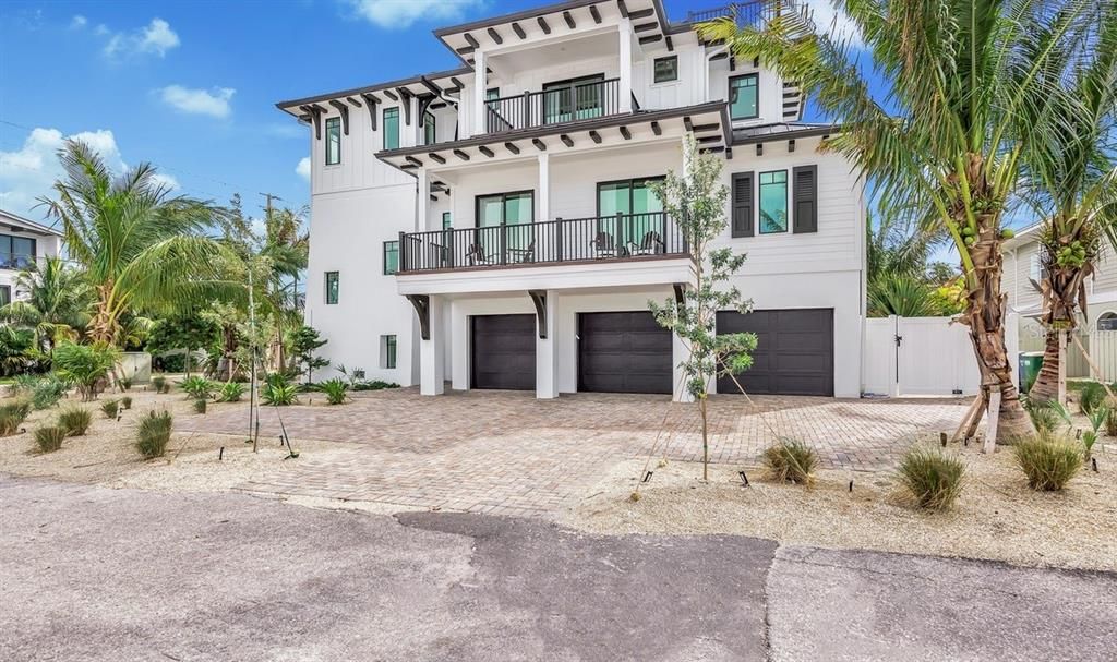 Attached, Exterior, Facade, Mediterranean