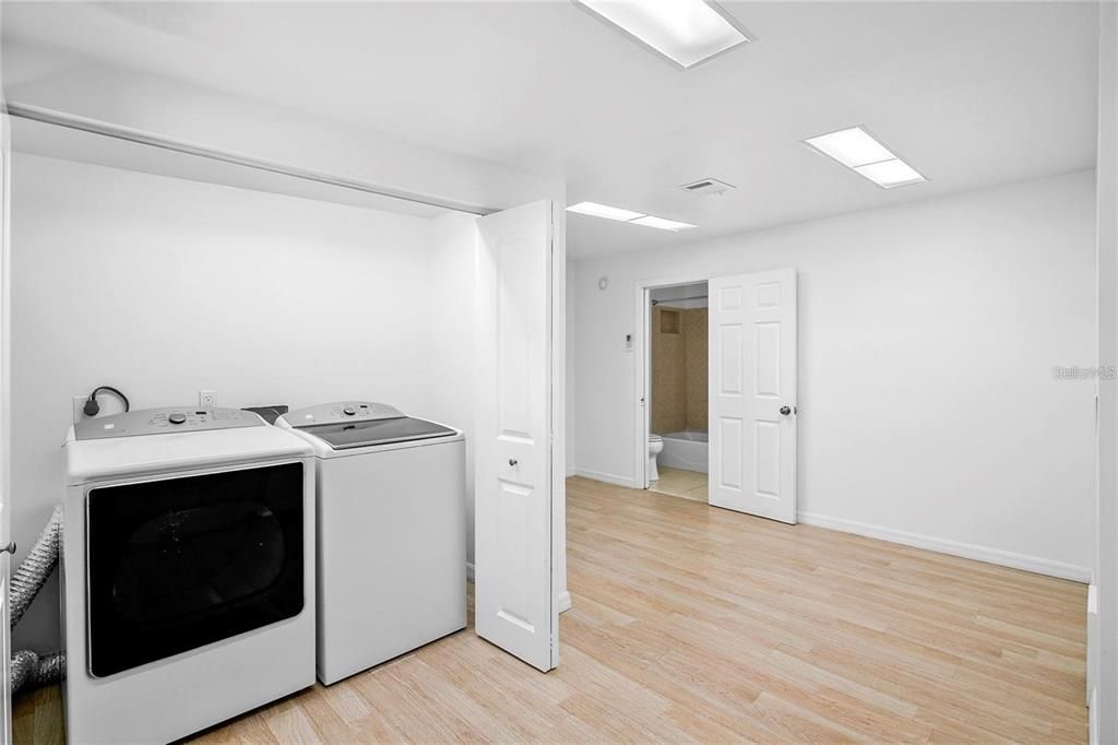 Interior, Recessed Lighting, Washer, Wood Texture Flooring