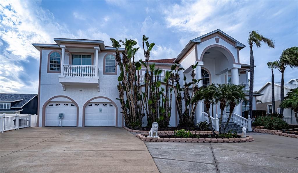 Attached, Exterior, Facade, Mediterranean