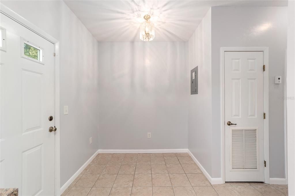 Empty room, Interior