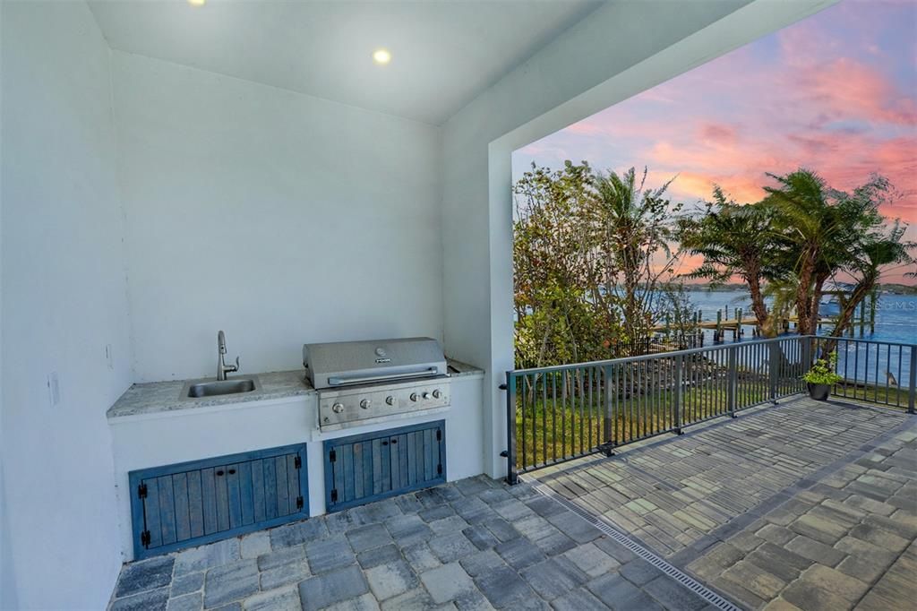 Exterior, Outdoor Kitchen, Water