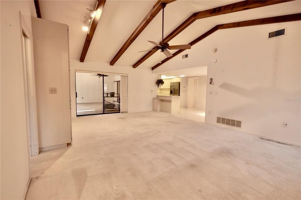Empty room, Interior, Wooden Beams