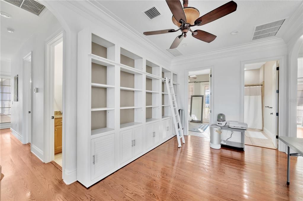 Interior, Walk-in Closets, Wood Texture Flooring