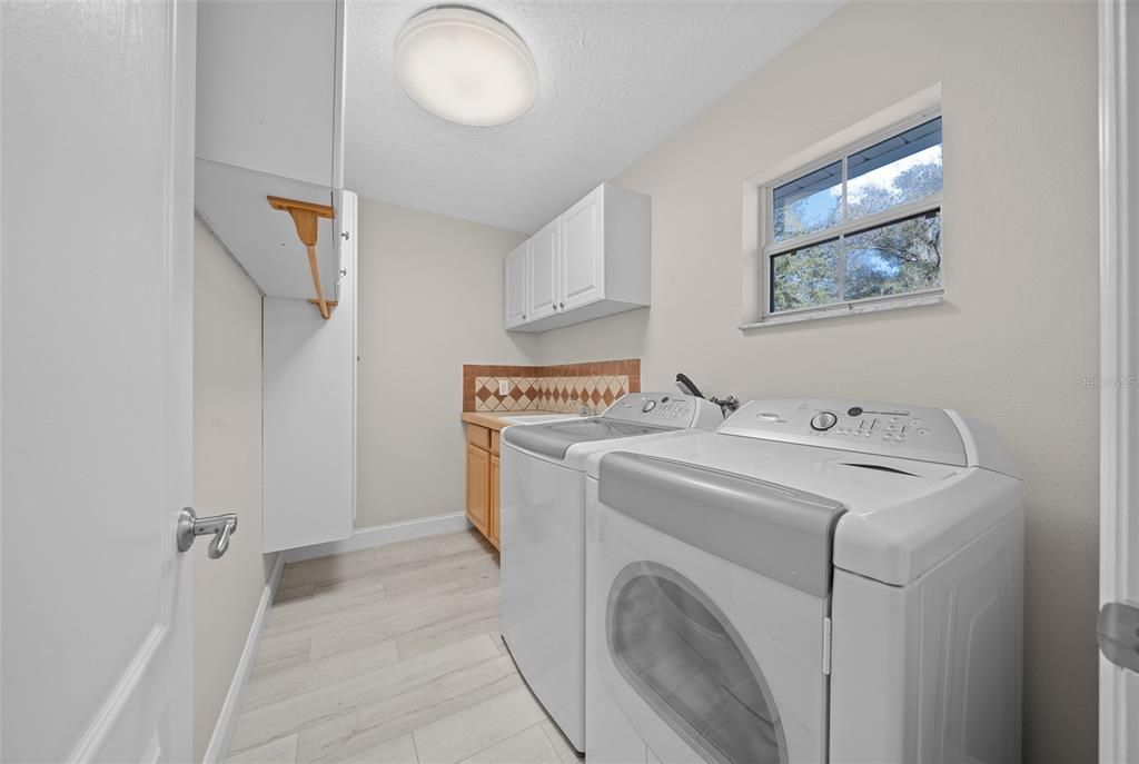Interior, Washer, Wood Texture Flooring